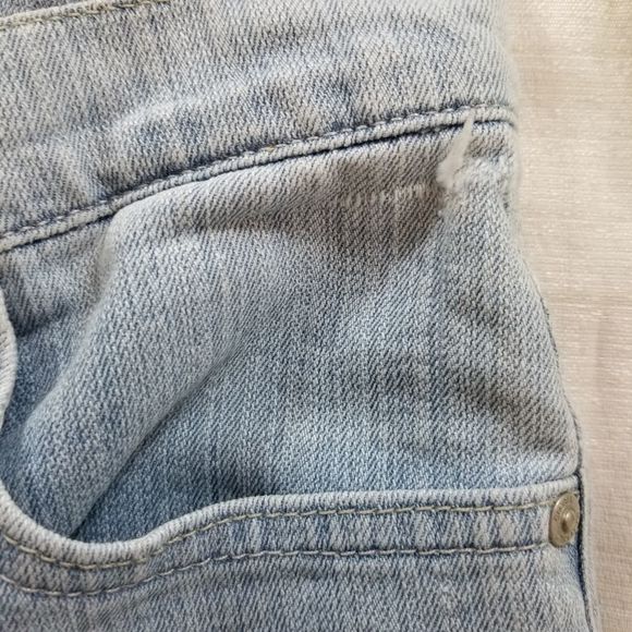 Gloria Vanderbilt Amanda Capri Skimmer light wash - Picture 9 of 9